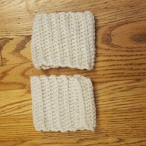 White and gold knitted hand warmers